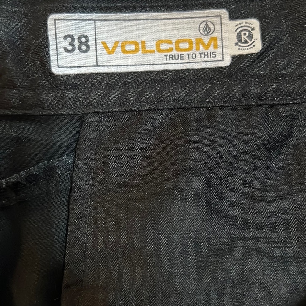 Volcom shorts - Picture 2 of 4
